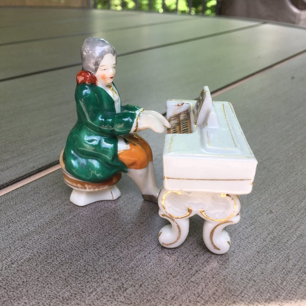 VINTAGE PORCELAIN MAN PLAYING PIANO